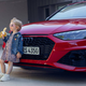 Imagen para el artículo titulado Audi se disculpa por el anuncio que muestra a una niña sosteniendo un plátano